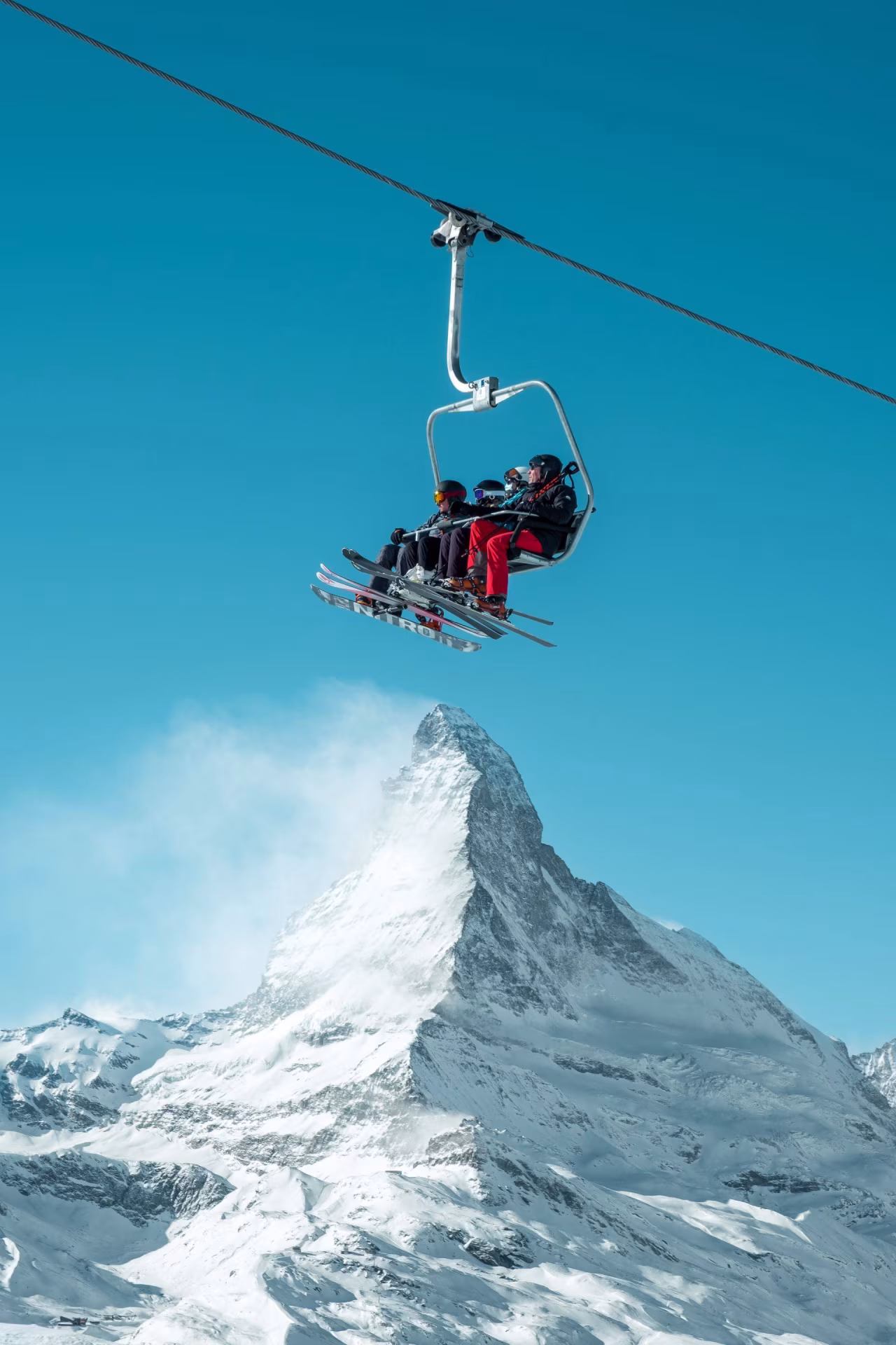 Weekoverzicht 27 dec 2021 - 2 jan 2022 met skilift hoog in de lucht boven besneeuwd tirol berglandschap