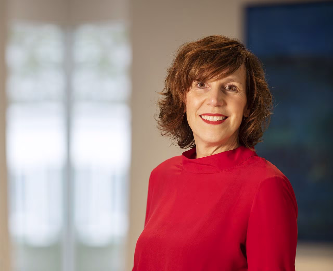 Broeden op duurzaamheid tijdens onkruid plukken met Harriët Tomassen directeur Crematoria Twente in professionele portretfoto