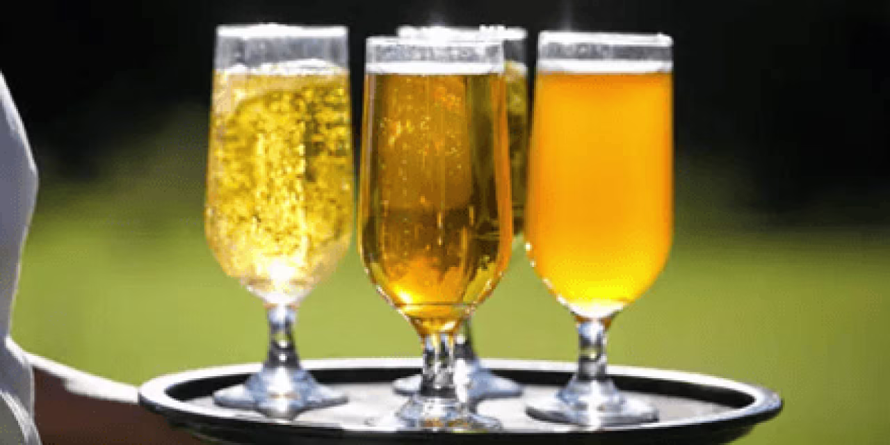 Drie glazen met verschillende bieren op een viltje: troebel lichtgeel bier, helder goudgeel bier en oranjegeel bier voor bierliefhebbers in Twente