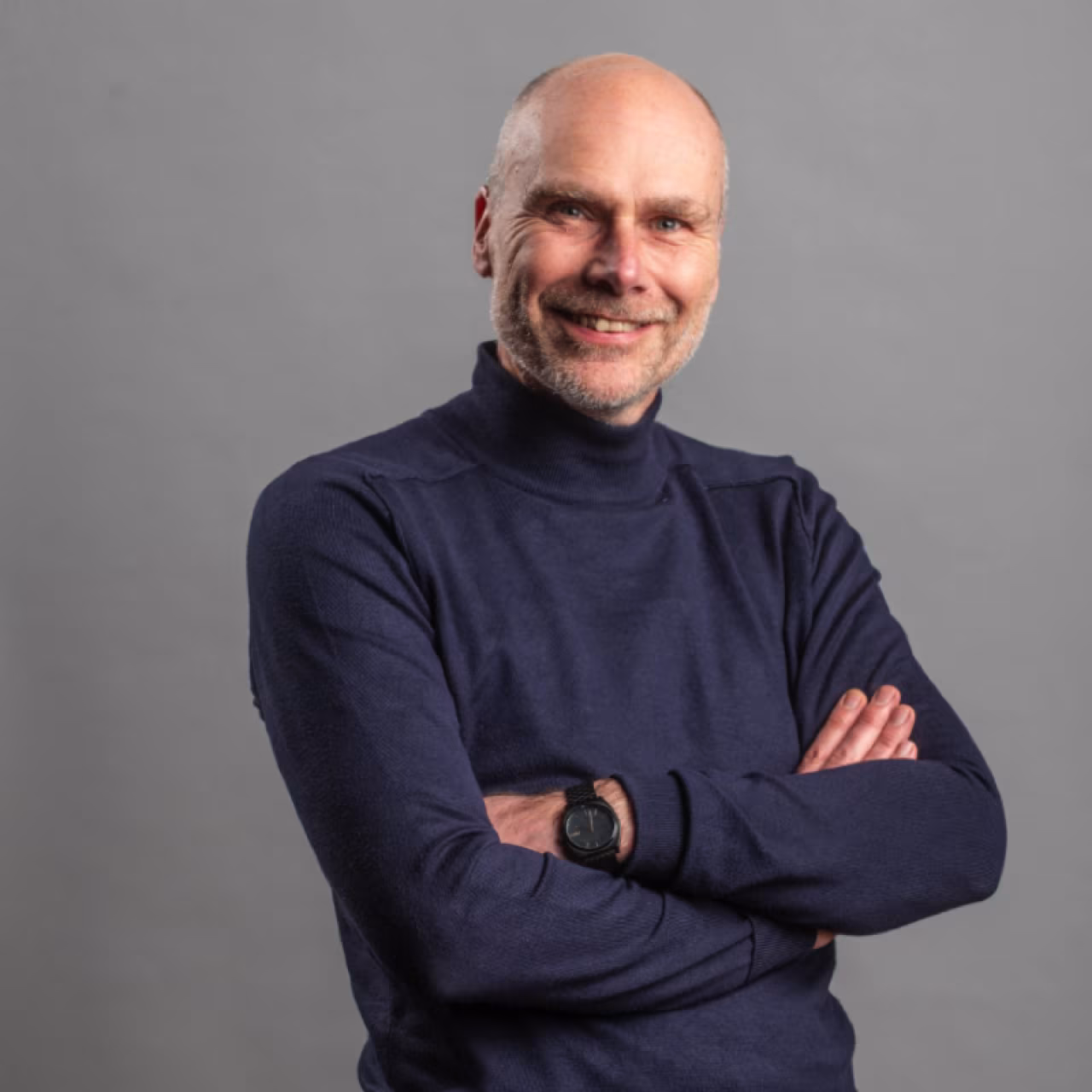Portretfoto met lichte glimlach, armen gekruist, horloge, ondertitel Van boerenopstand tot Bommen Berend regiohistoricus Marco Krijnsen