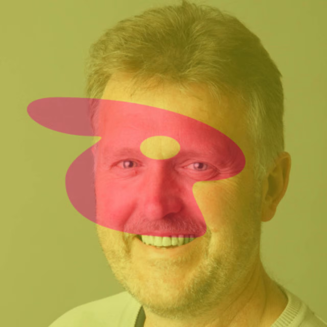 #37 - Jan van 'n Beunk van GemeenteBelang met rood gestileerd S symbool op gezicht, Twents mediaplatform over verleden heden toekomst