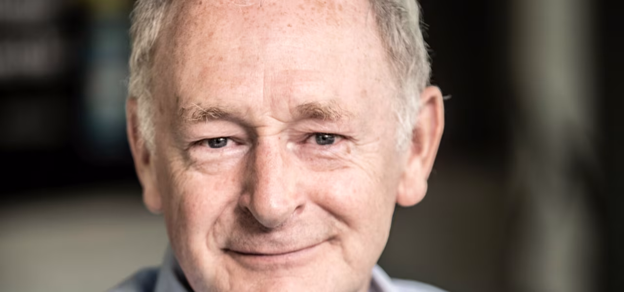 Portretfoto van laus steenbeeke die lacht en recht in de camera kijkt bij van katoen en water gezocht acteurs en zangers