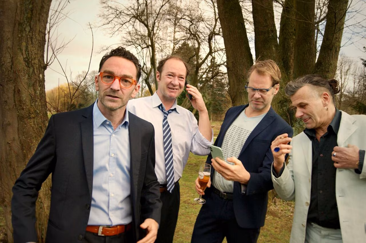 Vier acteurs van kings men in park discussiëren voor buitenlocatie shakespeare door 4 mannen in engels duits en twents