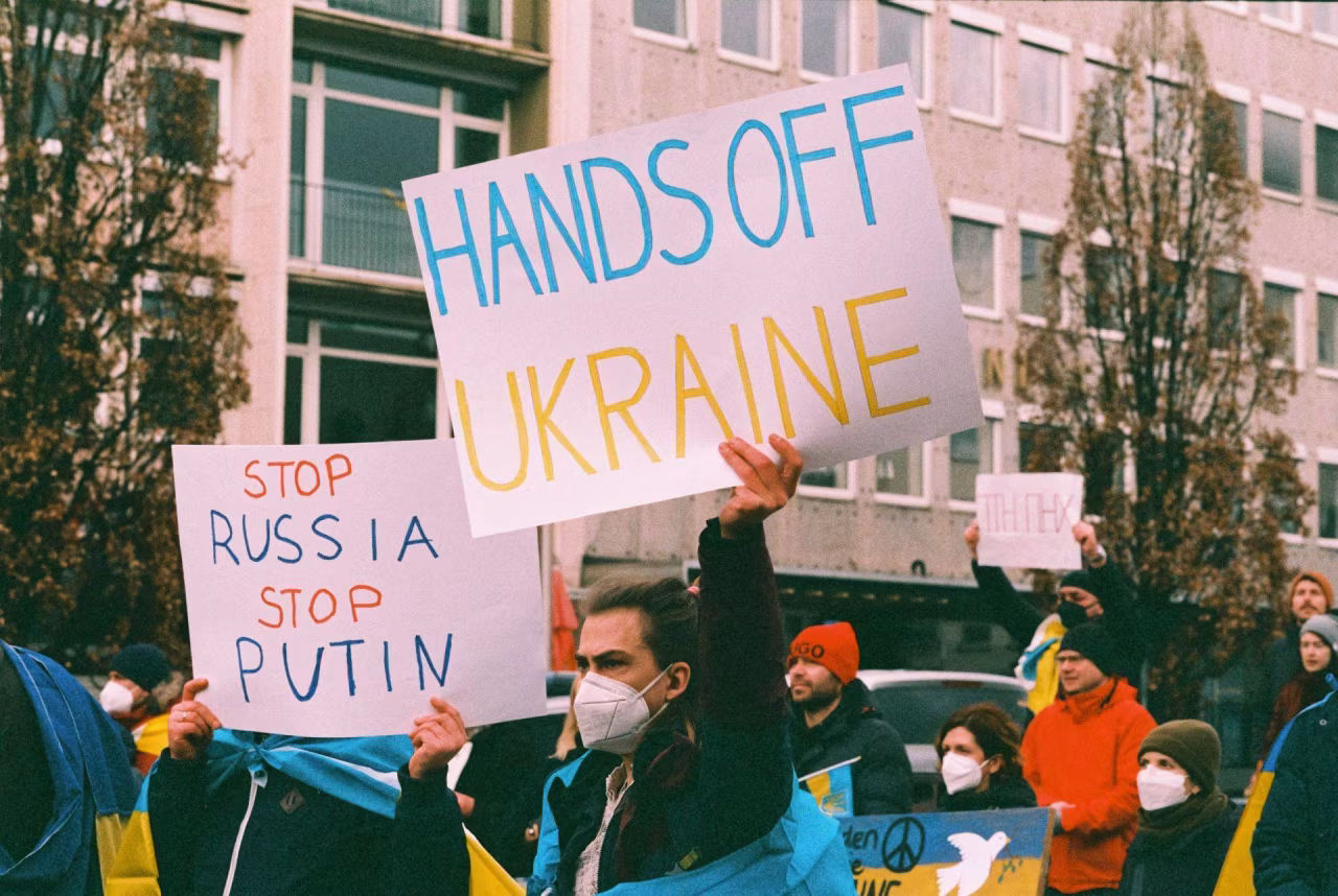 Demonstratie met borden 'HANDS OFF UKRAINE' en 'STOP RUSSIA STOP PUTIN' ter steun Oekraïne in oorlog in Oekraïne van juni 2024