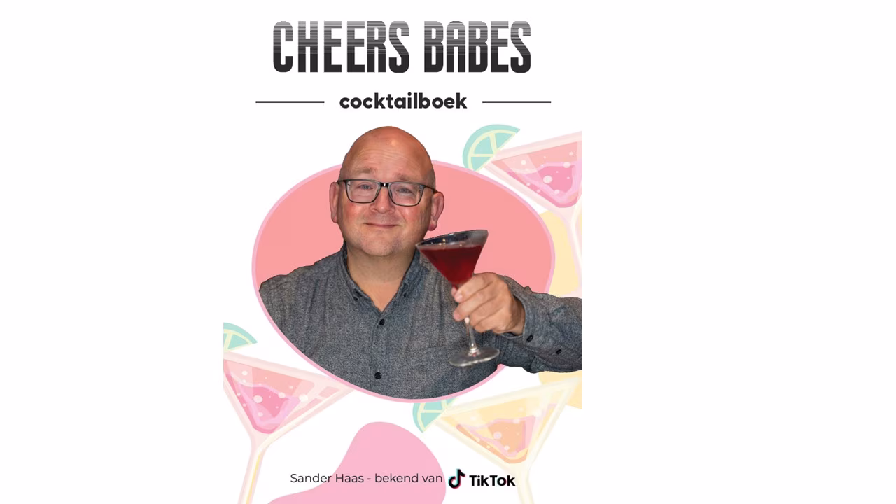 Boekomslag Cheers Babes cocktailboek met Sander Haas die toast met rode cocktail, TikTok-logo en naam onderaan