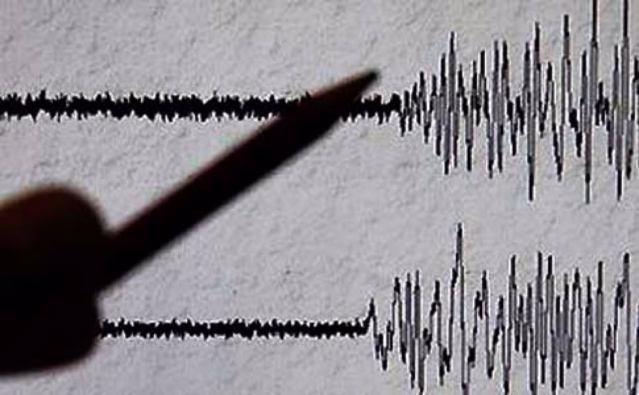 Nieuwsoverzicht 10-16 okt 2022 met seismogram uitsnede die aardbevingsgolven toont, wijzende stok benadrukt aardbevingsactiviteit op grafiek