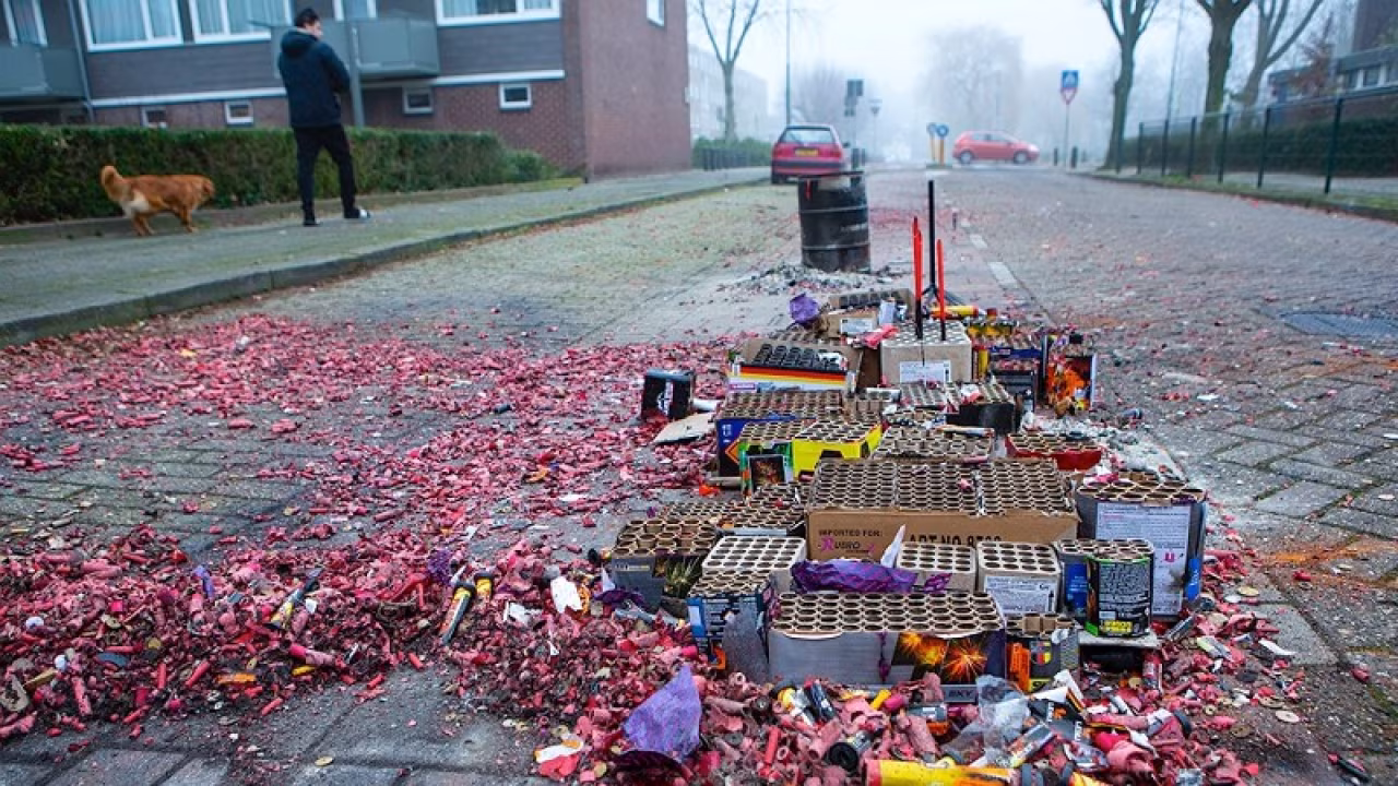 Straat met vuurwerkafval en dozen na viering op stedelijke locatie in regionaal weekoverzicht van ma 24 t/m vr 28 okt 2022