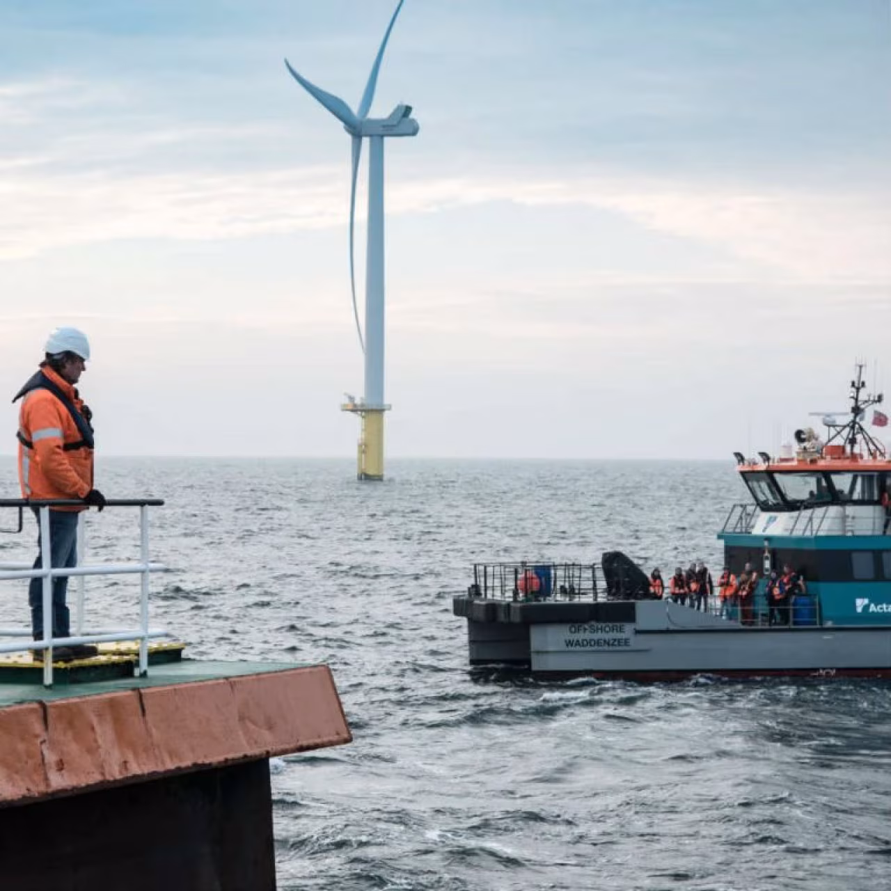 Nieuwsoverzicht met maritiem beeld van offshore windturbine en boot met tekst OFFSHORE WADDENZEE bij duurzame energie