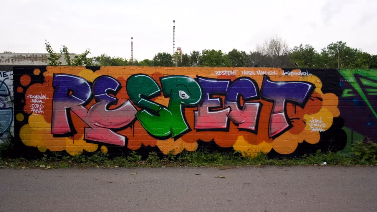 Tekens aan de wand van alle tijden: kleurrijke graffiti met het woord RESPECT op een buitenmuur, benadrukt boodschap tegen racisme en fascisme