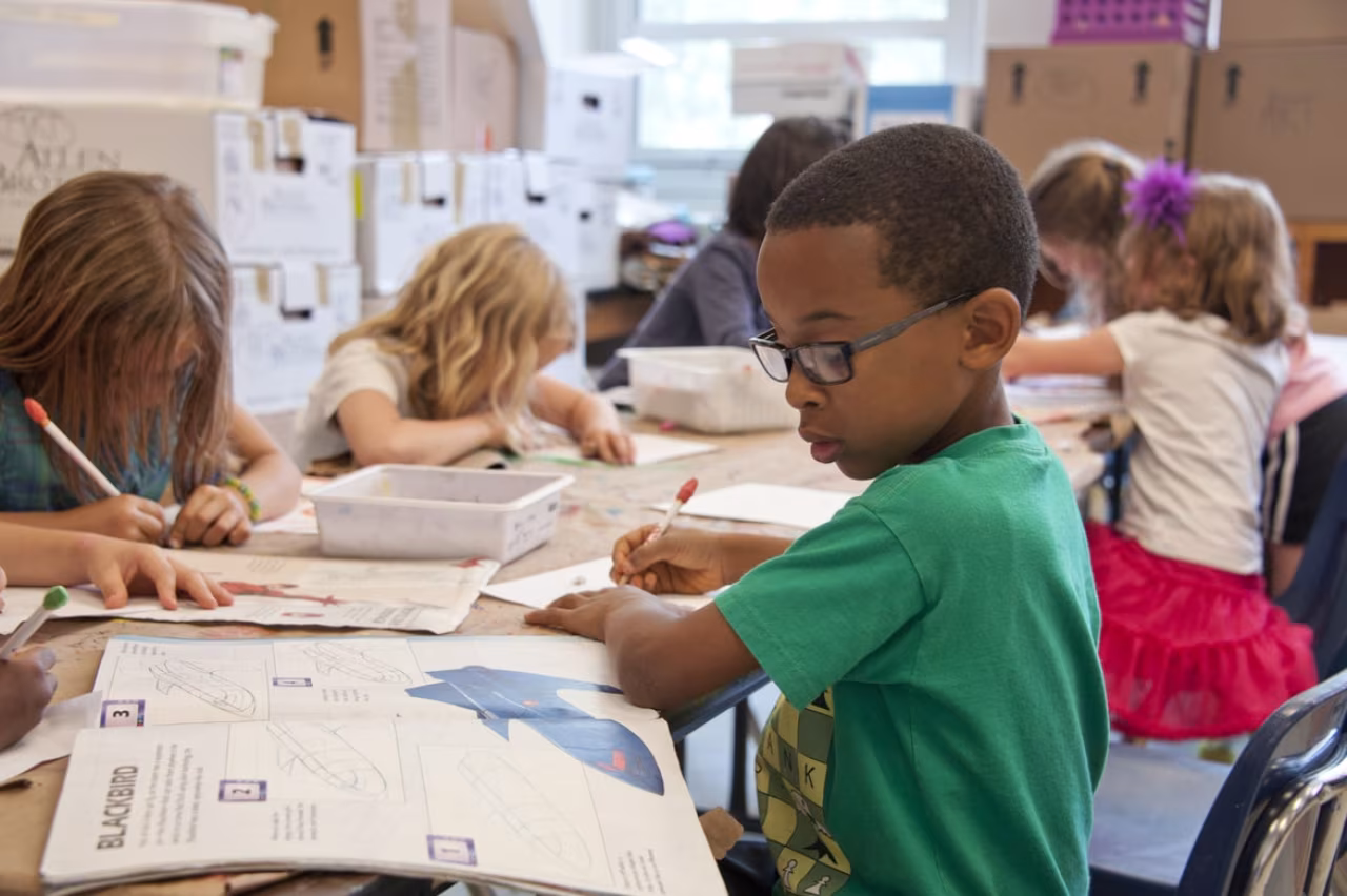 Bijeenkomst over onderwijs met diverse kinderen die creatief bezig zijn in klaslokaal, focus op leren en knutselen