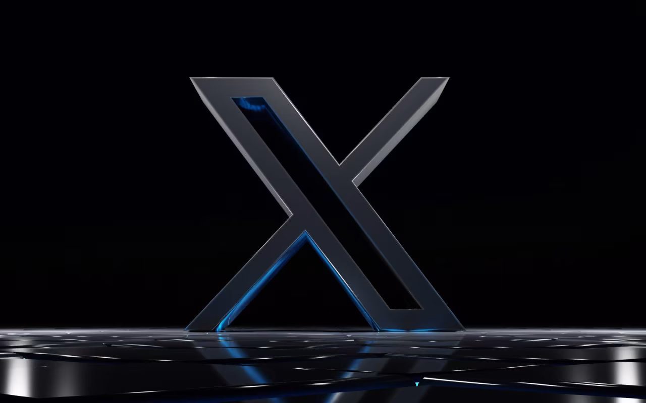 X-logo op laptoptoetsenbord ingebed in zwart-blauwe kleuren, illustratie technologie in nieuwsoverzicht TKKR september 2024