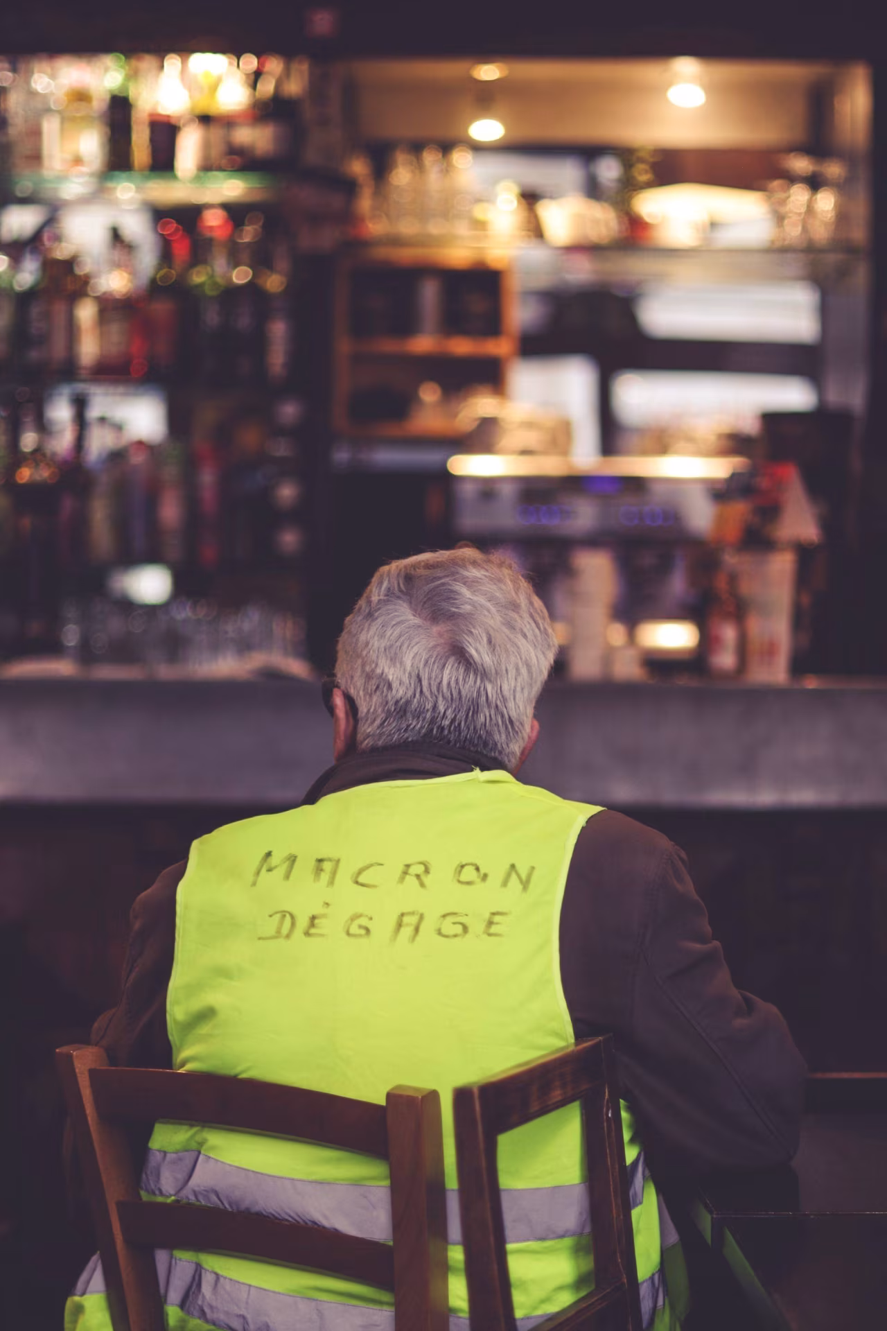 Achterkant met geel hesje 'MACRON DÉGAGE' in café, politieke boodschap tegen Emmanuel Macron, weekoverzicht februari 2022