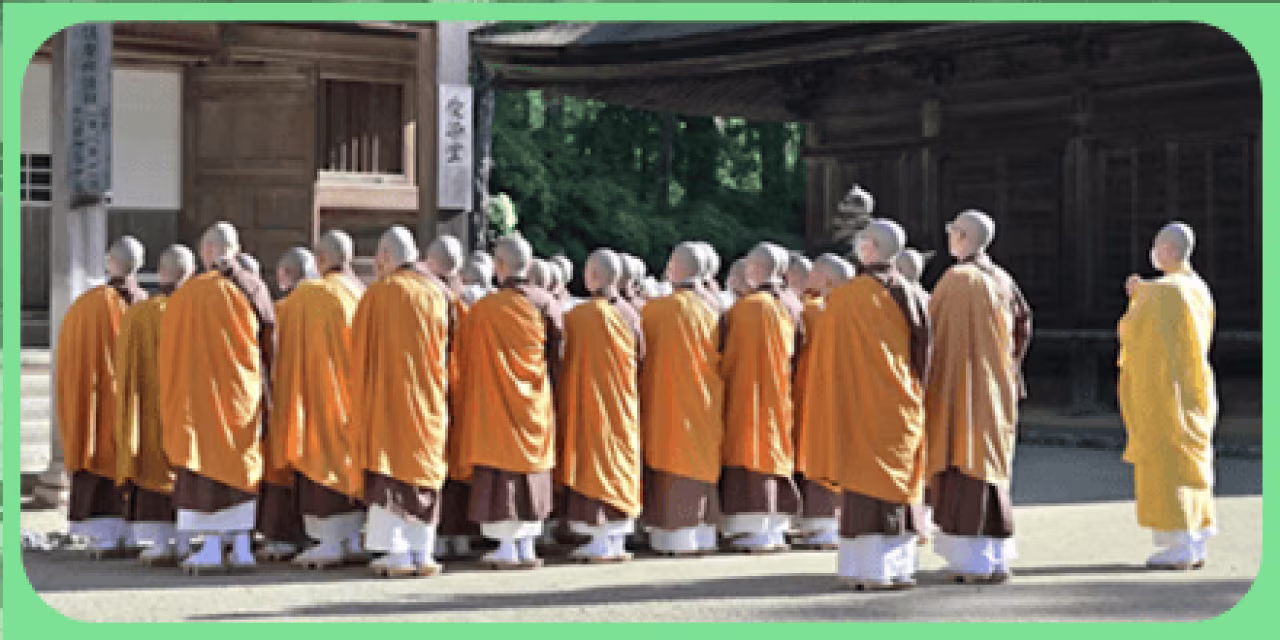 Orde: groep boeddhistische monniken in oranje gewaden bij traditionele tempel tijdens spirituele samenkomst