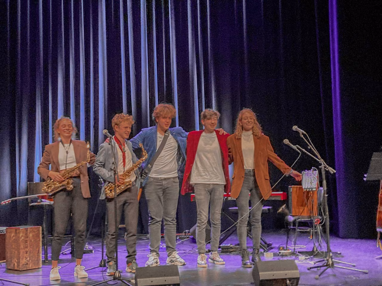 Open Podium Overijssel met 12 finalisten: saxofoonensemble Kiespijn uit Enschede houdt handen vast op podium na optreden