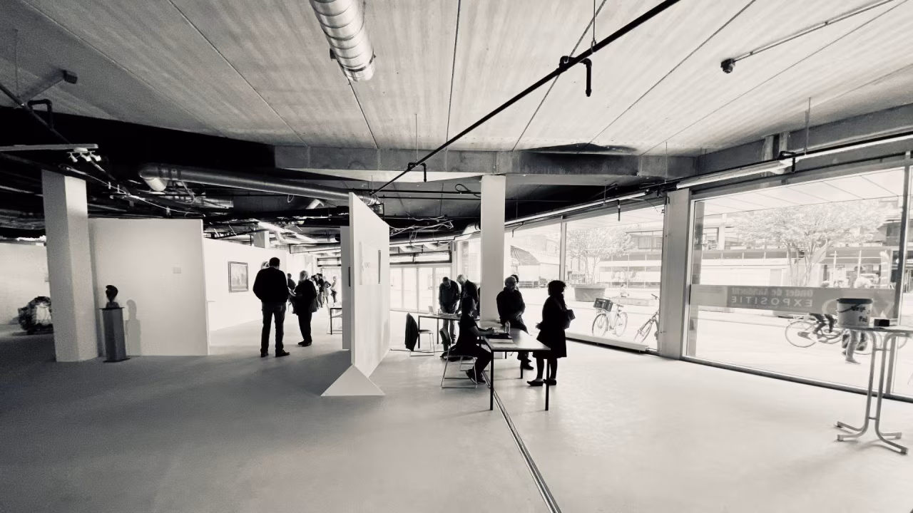 Jekell & hyde in hengelo evenementruimte met grote ramen en mensen bij tafels binnen een industriële setting