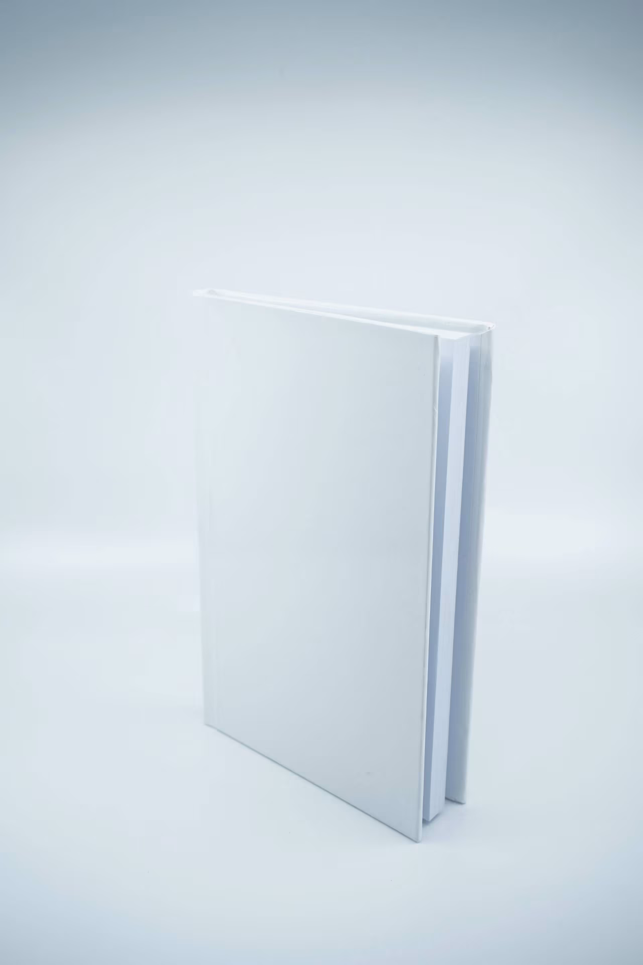 Omslag boek met geheel witte voorkant en lege pagina's centraal op lichte achtergrond, illustratie van het belang van de omslag