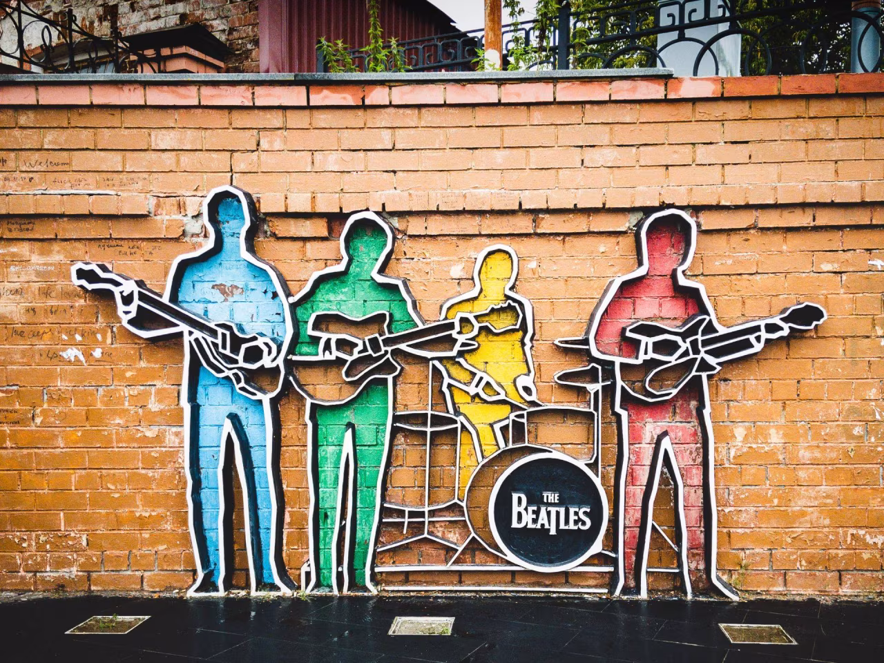 Muurschildering met vier kleurrijke muzikanten en tekst the beatles op drumstel ter ere van iconische britse band the beatles nieuwsoverzicht 30 okt-5 nov 2023