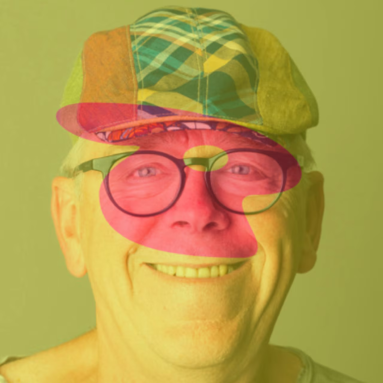 Portret van Ben Siemerink oet Oldnzel met pet en zwart montuur bril, kleurrijke abstracte vormen erop, Twents Mediaplatform TKKR