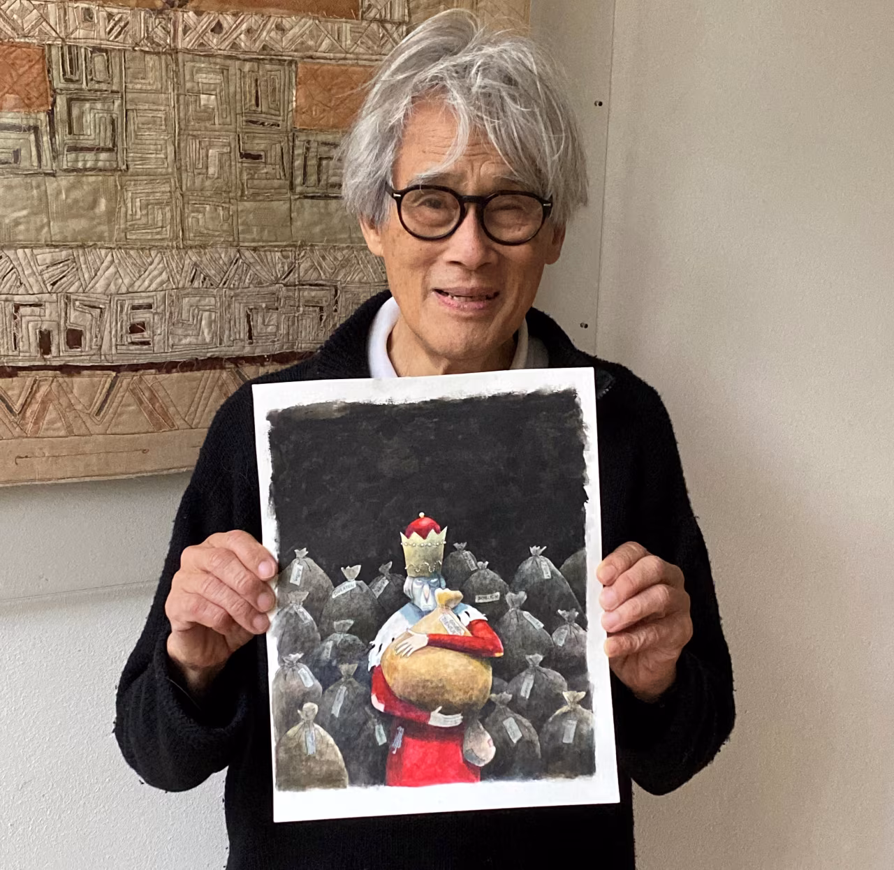 Illustrator thé tjong-khing toont illustratie rode mantel gouden kroon grote zak tekenkunst