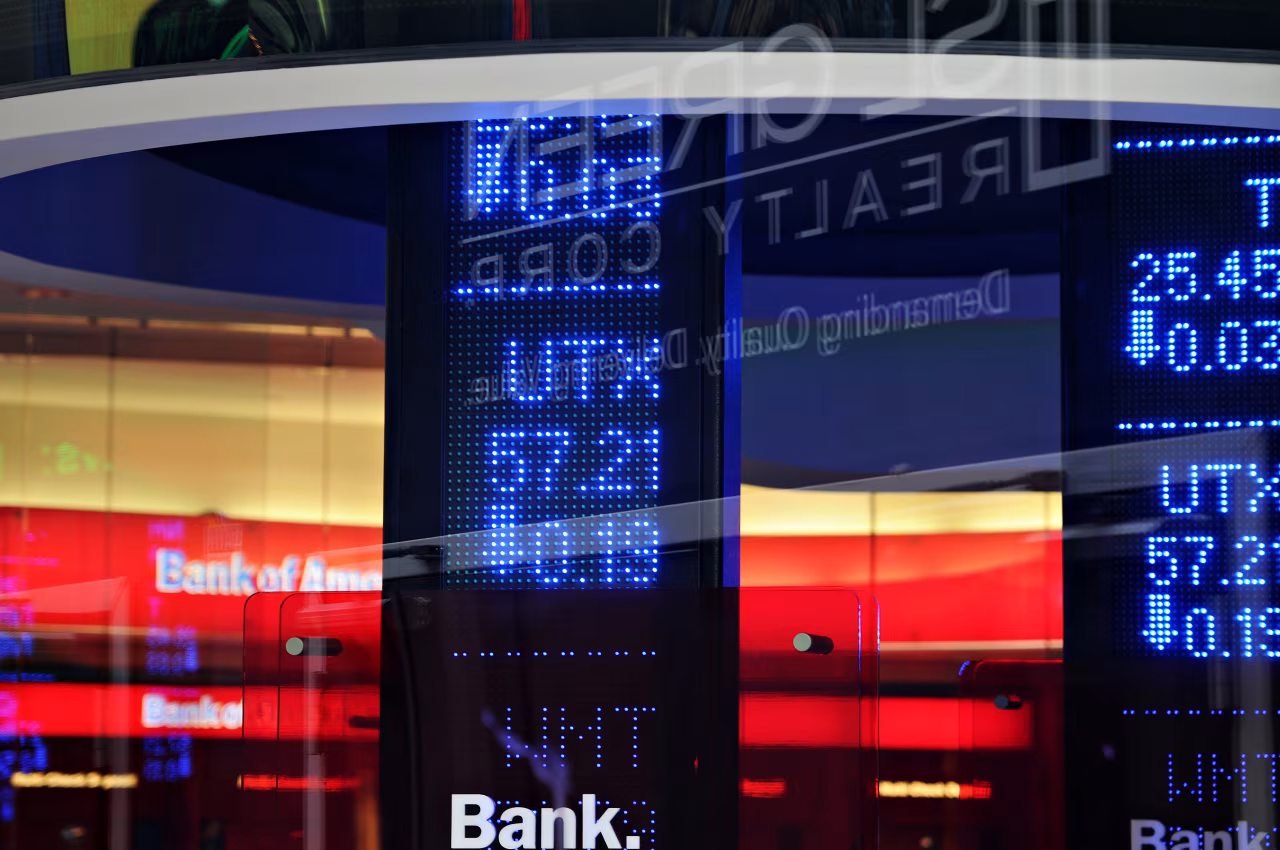 Elektronische koersdisplay met blauwe led cijfers en tekst zoals TDI, UTL en getallen, voor Bank of America gevel; Weekoverzicht van ma. 14 t/m zo. 20 februari 2022