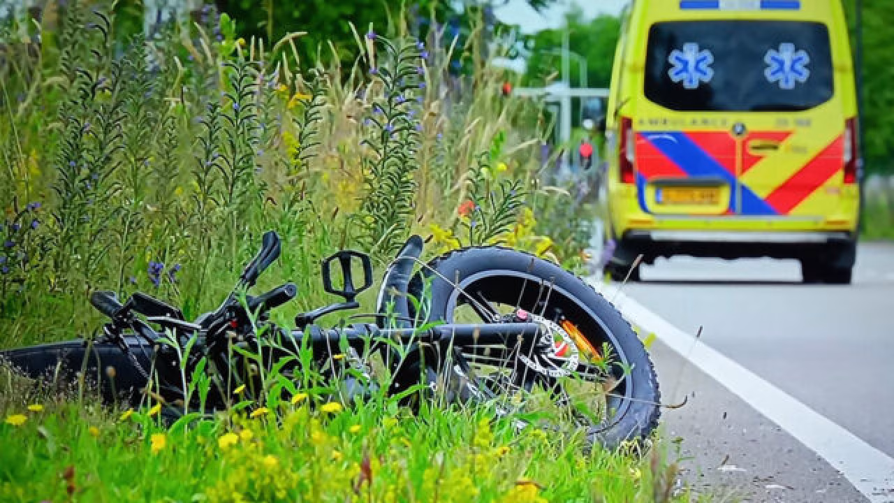Nieuwsoverzicht 9-15 sept 2024: stilstaande ambulance en gevallen fiets langs weg, noodsituatie, verkeersveiligheid