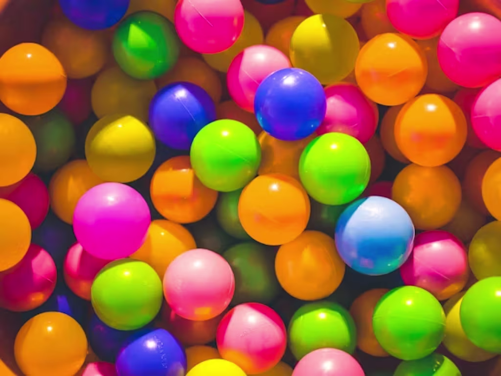 Kleurrijke doorzichtige speelgoedbollen in rood oranje geel groen blauw paars roze voor motorische ontwikkeling peuters