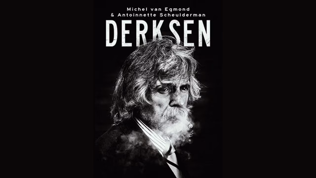 Promotionele zwart-wit afbeelding met rook en serieuze blik, namen Michel van Egmond & Antoinnette Scheulderman en titel DERKSEN, passend bij De Tukker Ton van Dalen