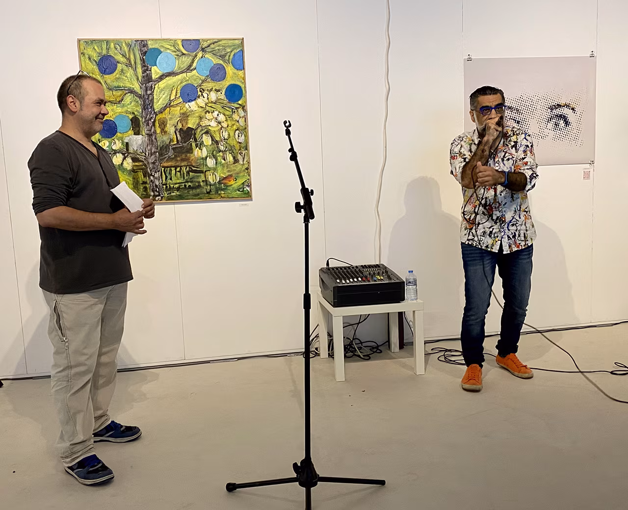 Opening expositie werk van 90 hengelose kunstenaars met toespraken in galerie met kunstwerken en microfoon