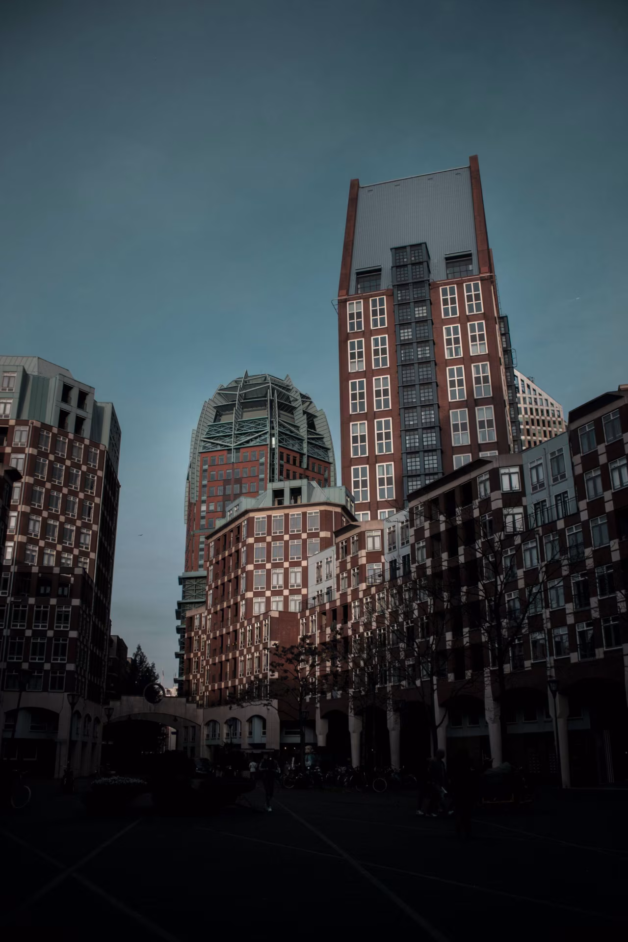 Vertrek Rutte laat Den Haag in verwarring achter bij moderne stedelijke gebouwen met geometrische patronen en heldere lucht