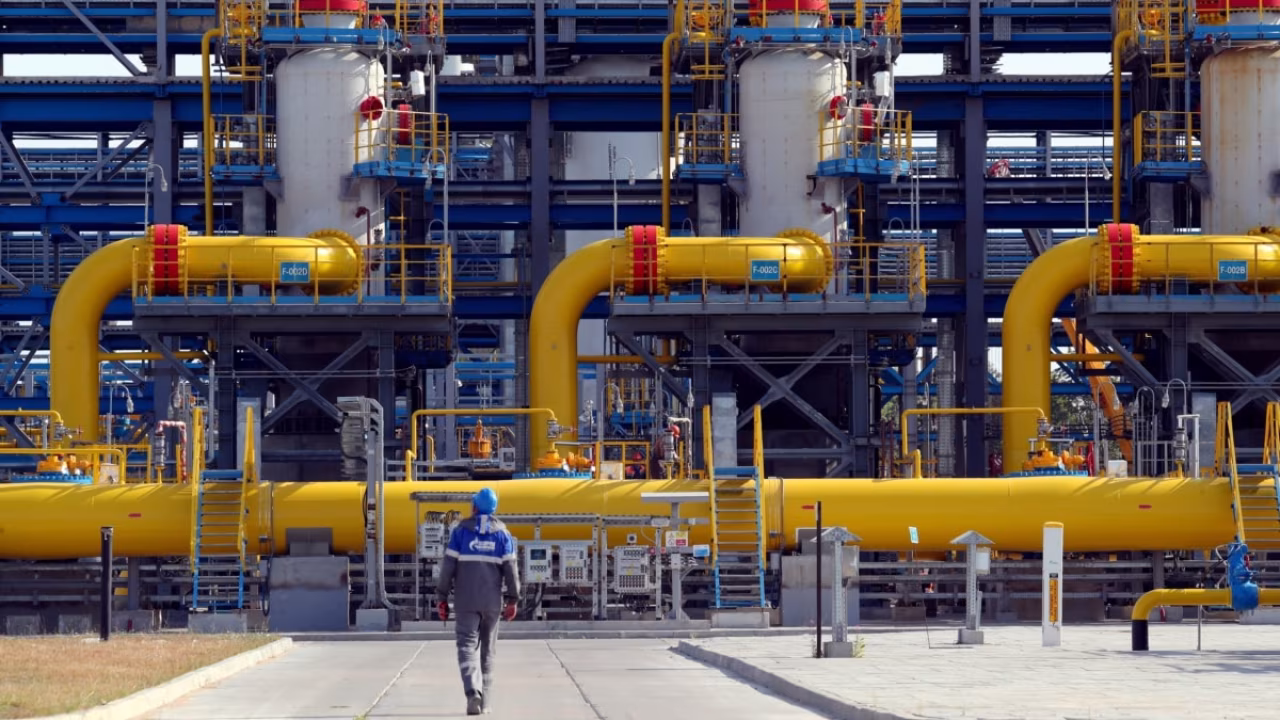 Industriële gas- of olieinstallatie met gele pijpleidingen en veiligheidsinspectie, thema De oorlog in Oekraïne september 2022