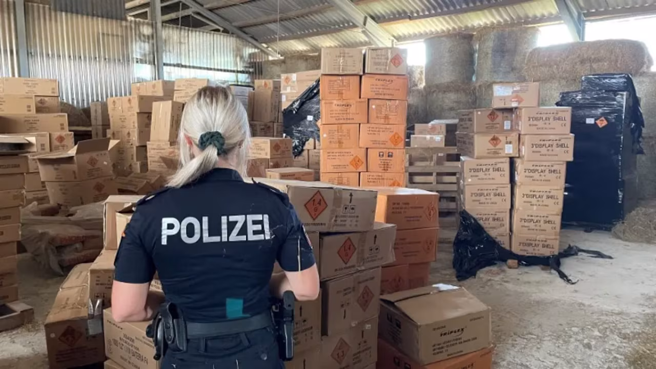 Regionaal weekoverzicht 7-11 nov 2022 met politiecontrole in opslagruimte vol dozen bij TKKR nieuws over Twente