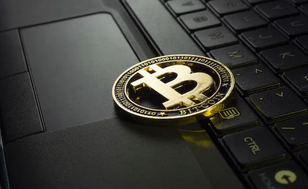 Goudkleurige Bitcoin munt op laptop bij touchpad en toetsenbord in overzicht Nieuwsoverzicht ma 14 tm zo 20 nov 2022