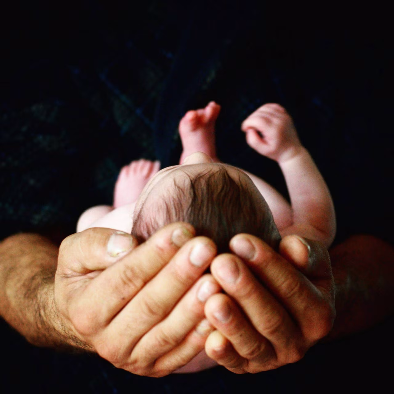 Nieuwsoverzicht 18 tot 24 maart 2024: baby's hoofd zorgvuldig ondersteund, symboliseert zorg en bescherming in TKKR nieuws