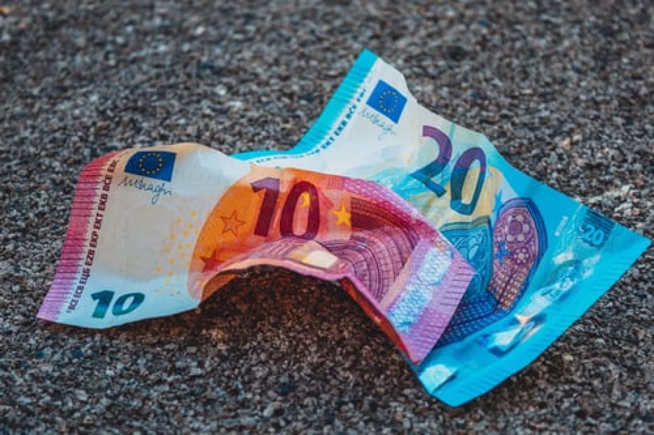 Foto van 10 en 20 euro biljetten op grijze ondergrond bij weekoverzicht van 18 t/m 24 april 2022