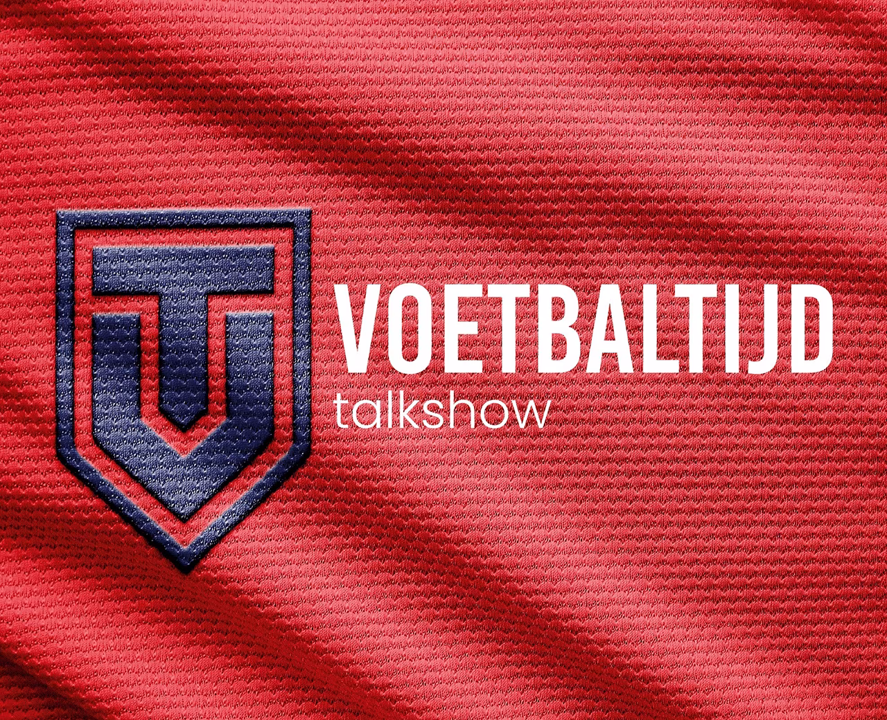 Tekstuur rood sportshirt met blauw logo t en tekst voetbaltijd talkshow branding voor voetbalshow
