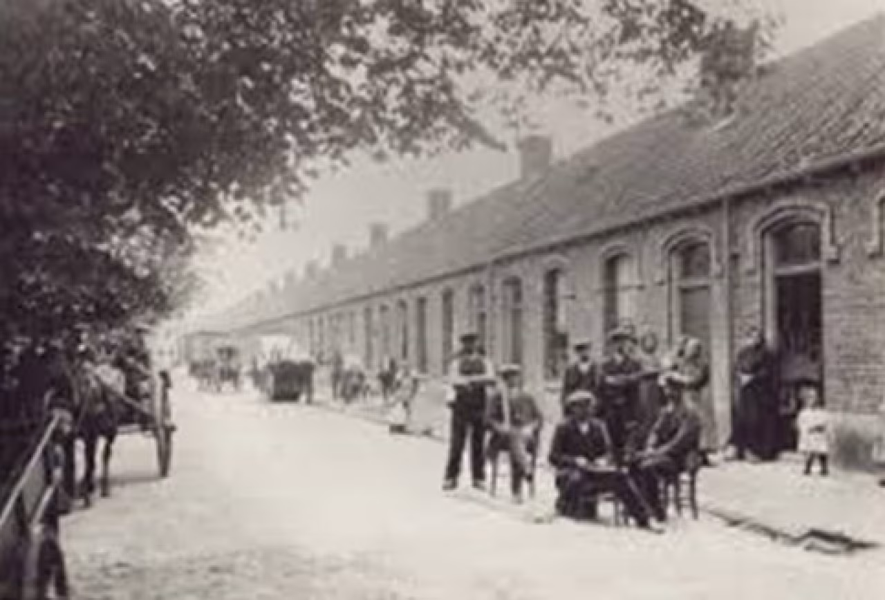 Zwart-witfoto van straat in woonwijk De Krim Enschede begin 20e eeuw met mensen, paardenkar en sociale sfeer