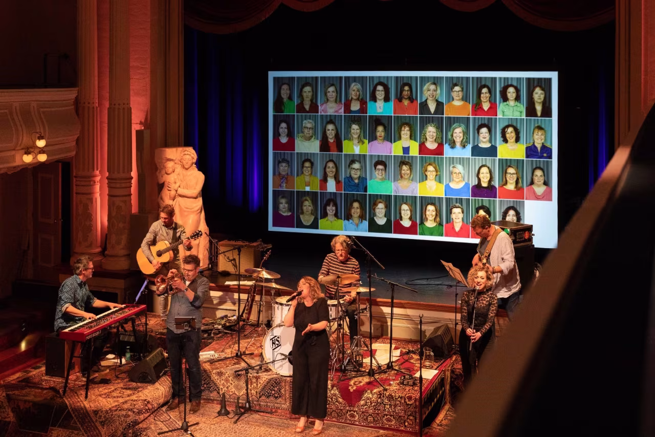 Live muziekoptreden met zeven muzikanten op podium tijdens talkshow geen moeder worden is ook een keuze