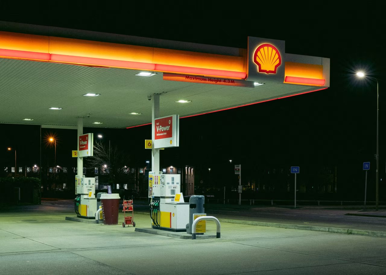 Shell benzinestation nacht leeg verlicht met Shell-logo en V-Power pompen nieuwsoverzicht 8-14 aug 2022 TKKR