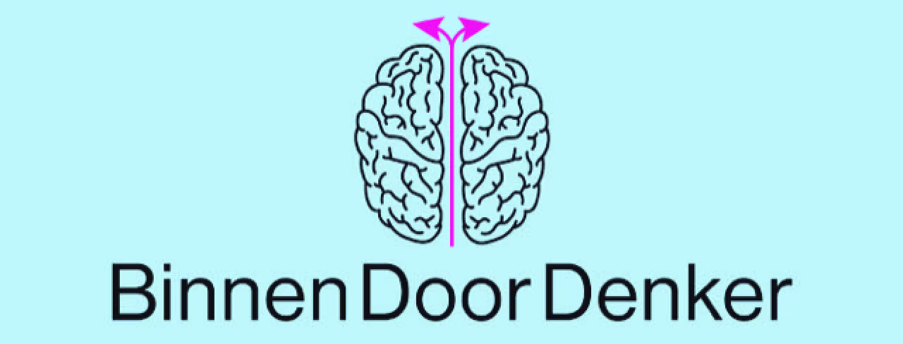 Schematische tekening van menselijke hersenen met paarse pijlen en tekst binnendoorDenker, logo voor denkproces op twents mediaplatform