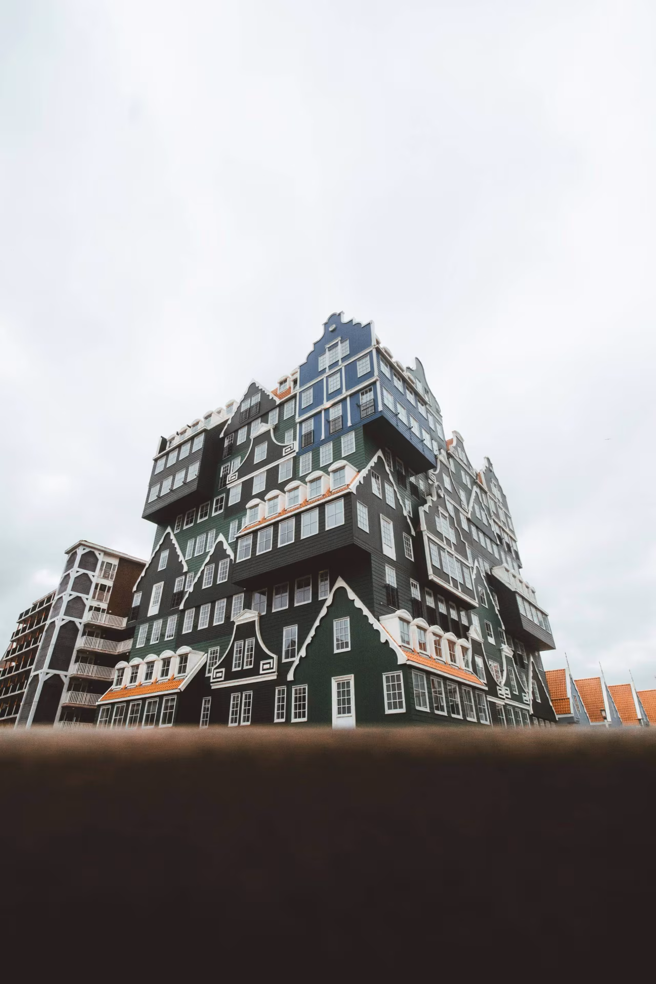Betalingsachterstanden hypotheken nemen weer toe met afbeelding van traditionele Nederlandse woninggevels in moderne stapeling