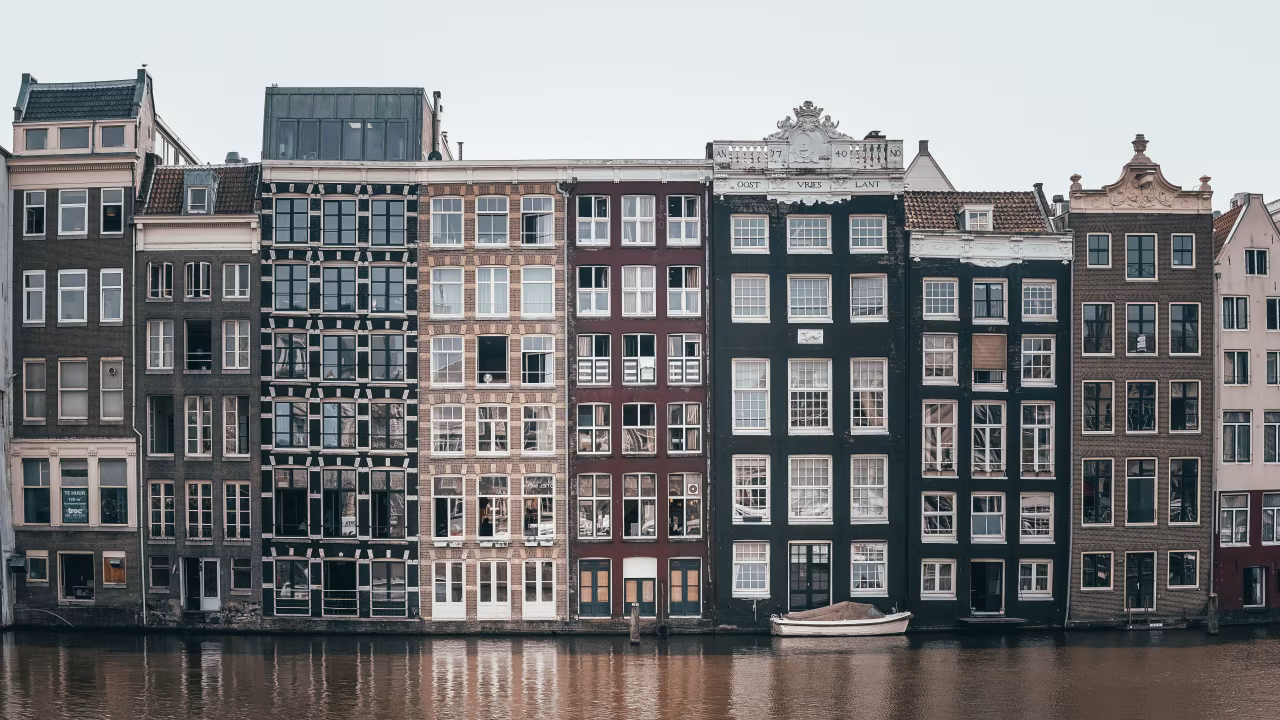 Weekoverzicht 24-30 januari 2022 toont kenmerkende smalle hoge grachtenpanden Amsterdam met boot op gracht als stadssymbool