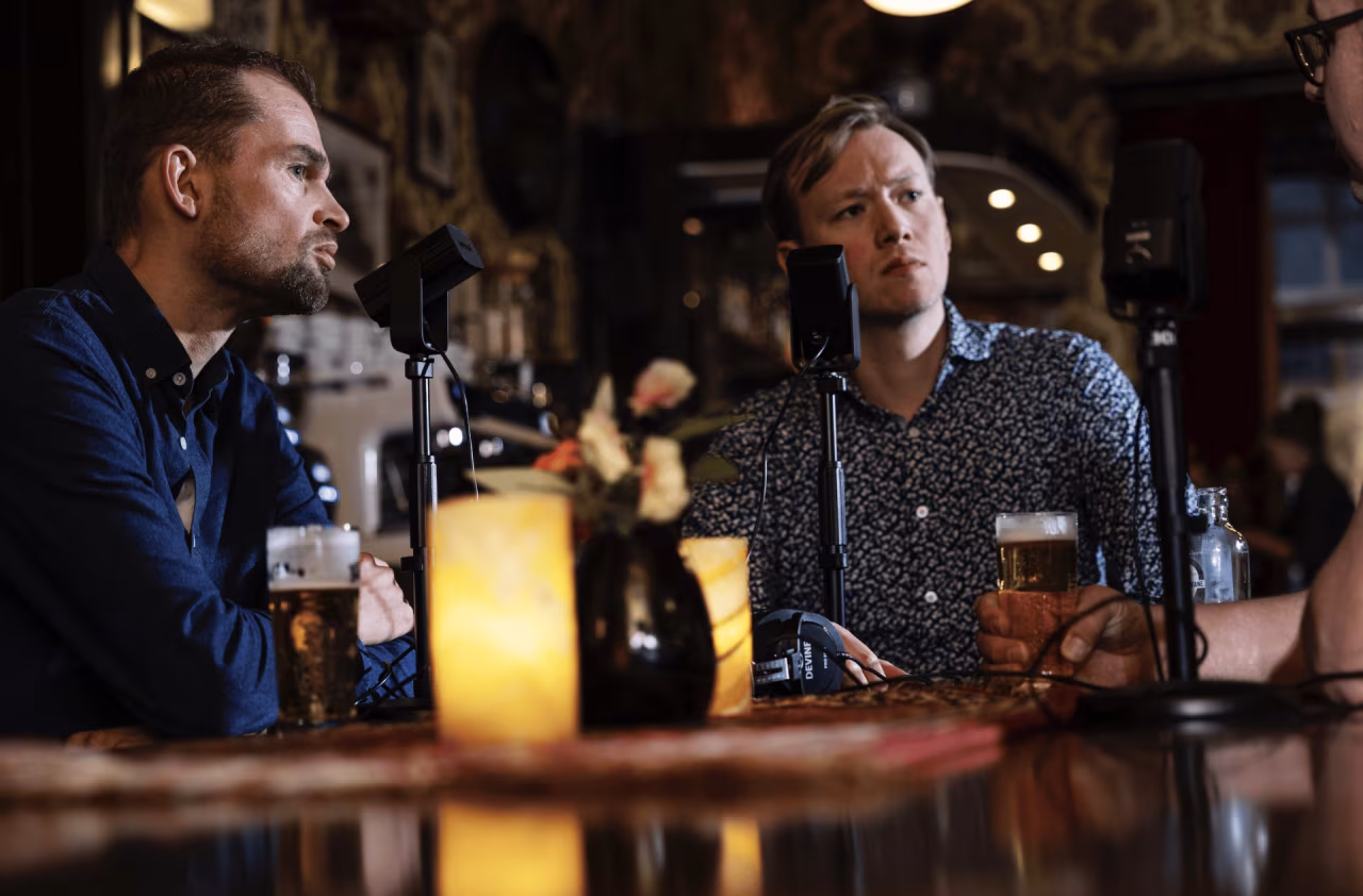 50e keukentafelgesprek met tom morssink en willem-jan velderman in café met microfoons en bier