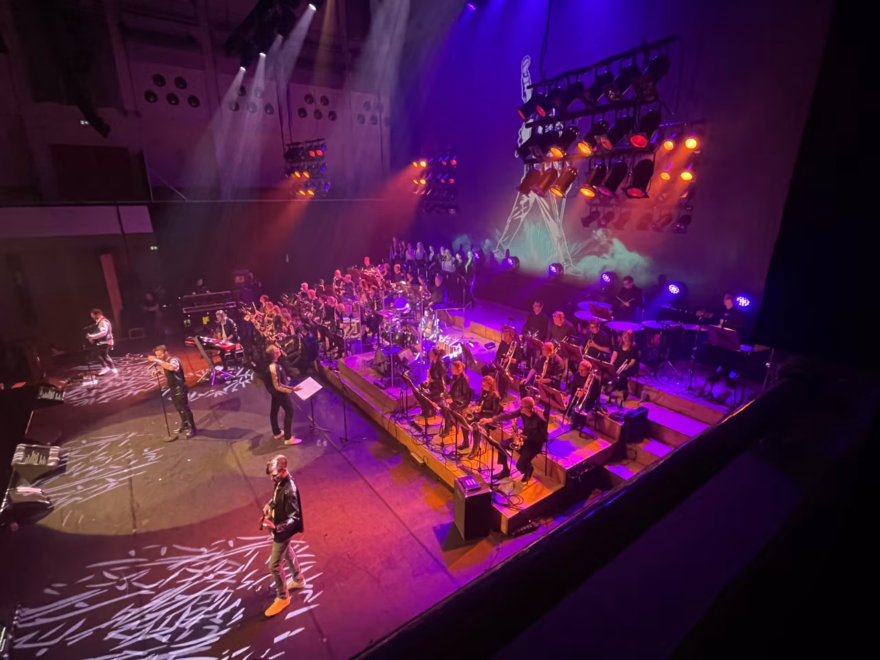 Abba net even anders uitvoering in Muziekcentrum Enschede met Wilmink Project Orkest en visuele effecten op podium