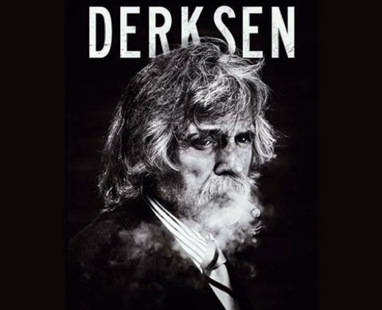 Zwart-wit portret van Johan Derksen met rook en grote tekst DERKSEN bovenaan, thema Ik stop, het werd de hoogste tijd