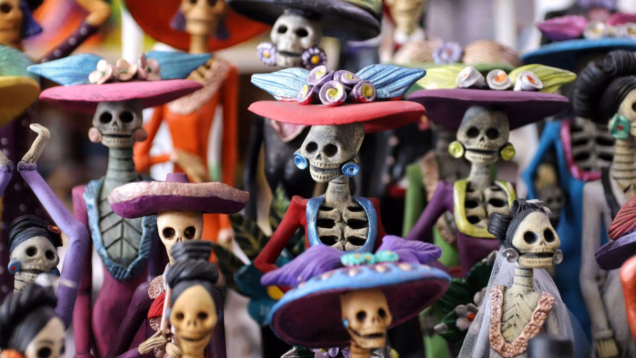 Skeletten met grote versierde hoeden in diverse poses symboliseren allerzielen feest voor het leven