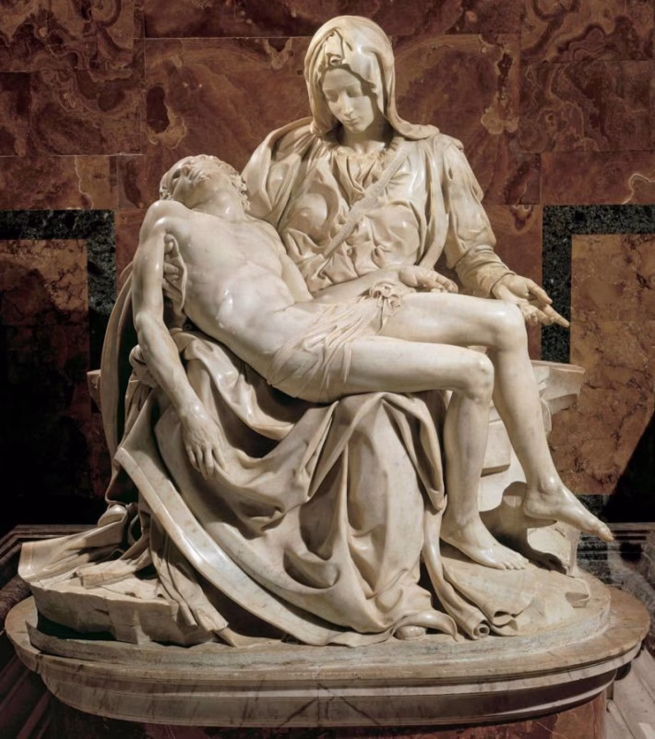 Beeldhouwwerk witte marmeren piëta met zittend figuur en overleden figuur op marmeren sokkel bij TKKR kunst rubriek