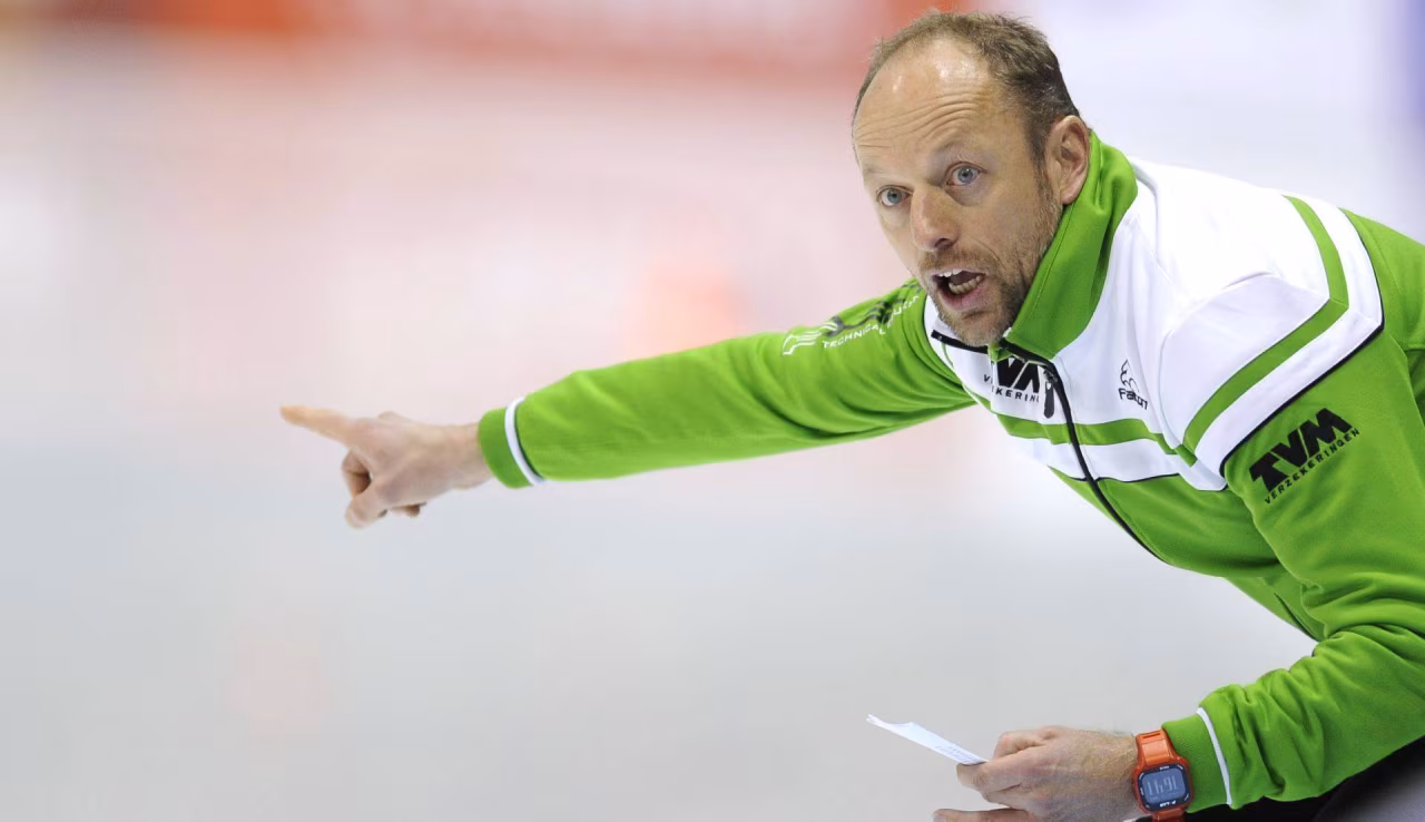Gerard kemkers wijst geconcentreerd tijdens lezing schaatsverhalen in de pub met kemkers en eijsink
