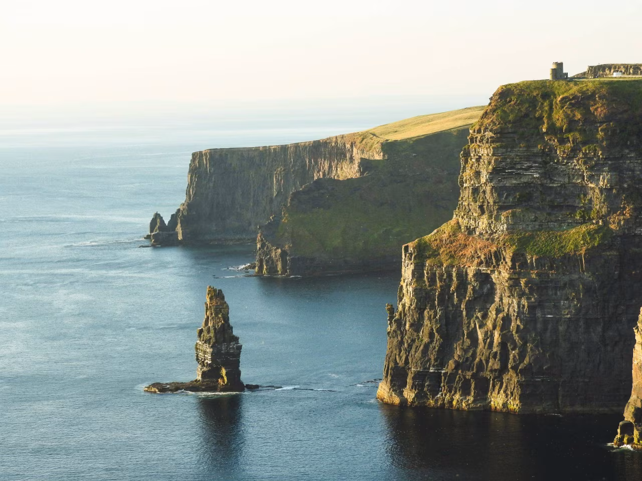Dingle en de Dinkel kust met steile kliffen, rotsformatie en uitkijkpunt in het landschap, natuurlijke schoonheid Twents mediaplatform