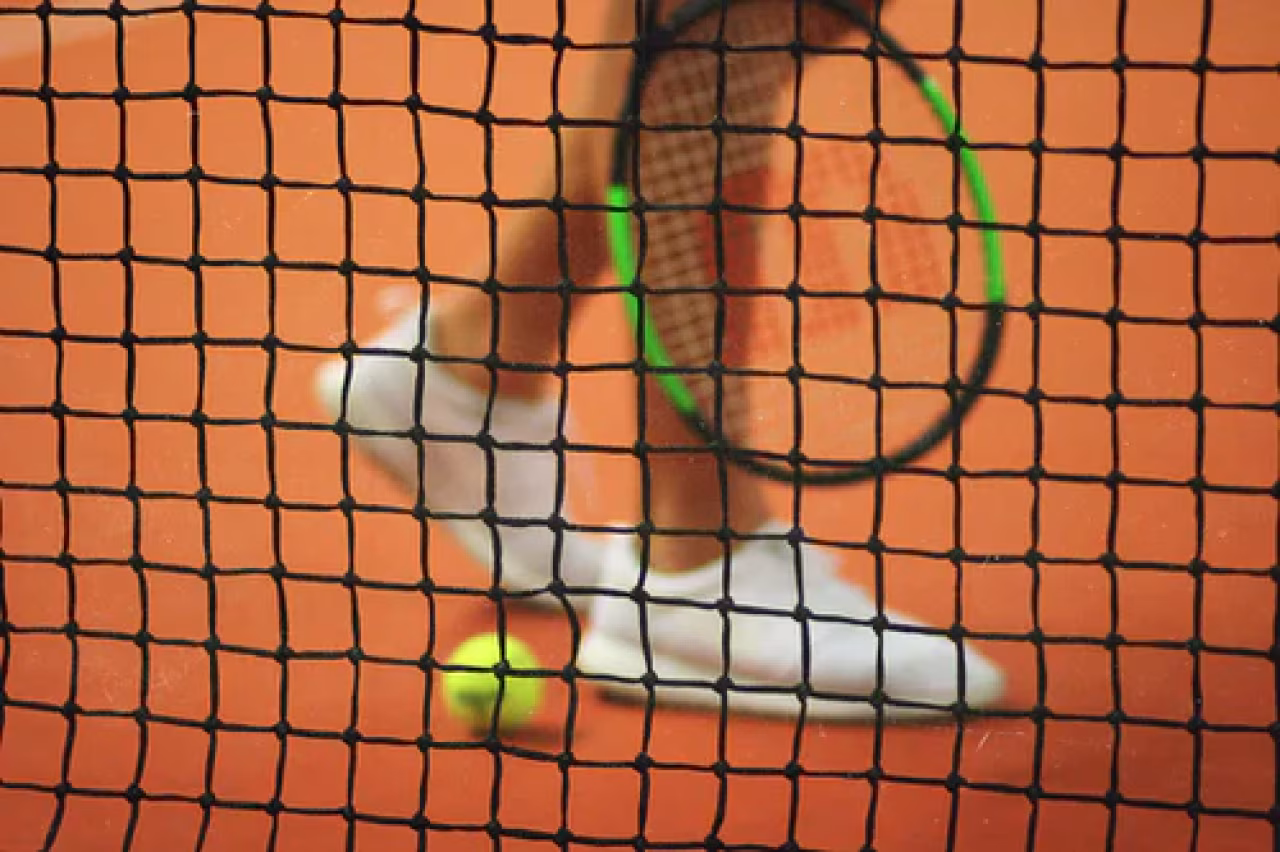 Close-up tennisnet focus met tennisracket en bal op rode gravelbaan sportoverzicht 30 mei tm 5 juni 2022 tennis