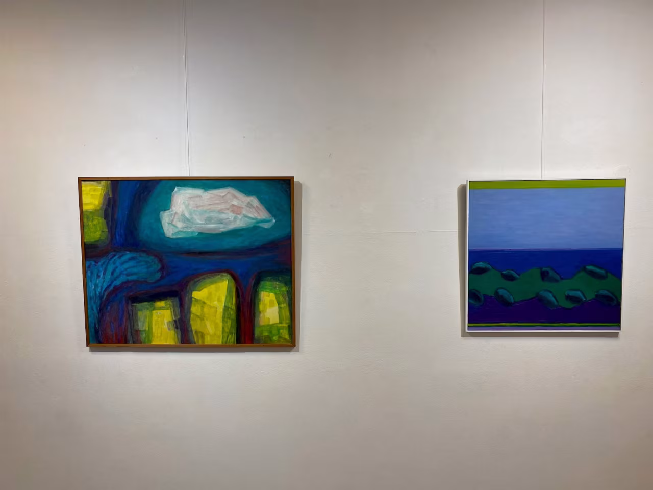 Expositie en boek over vier schilderende Haanstra’s met twee abstracte kleurrijke schilderijen aan lichte muur